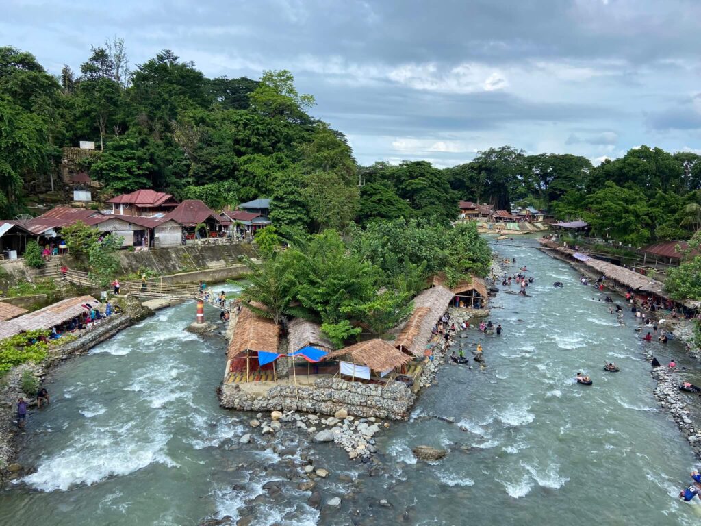 Locals spelen in de rivier in Bukit Lawang in Indonesië
