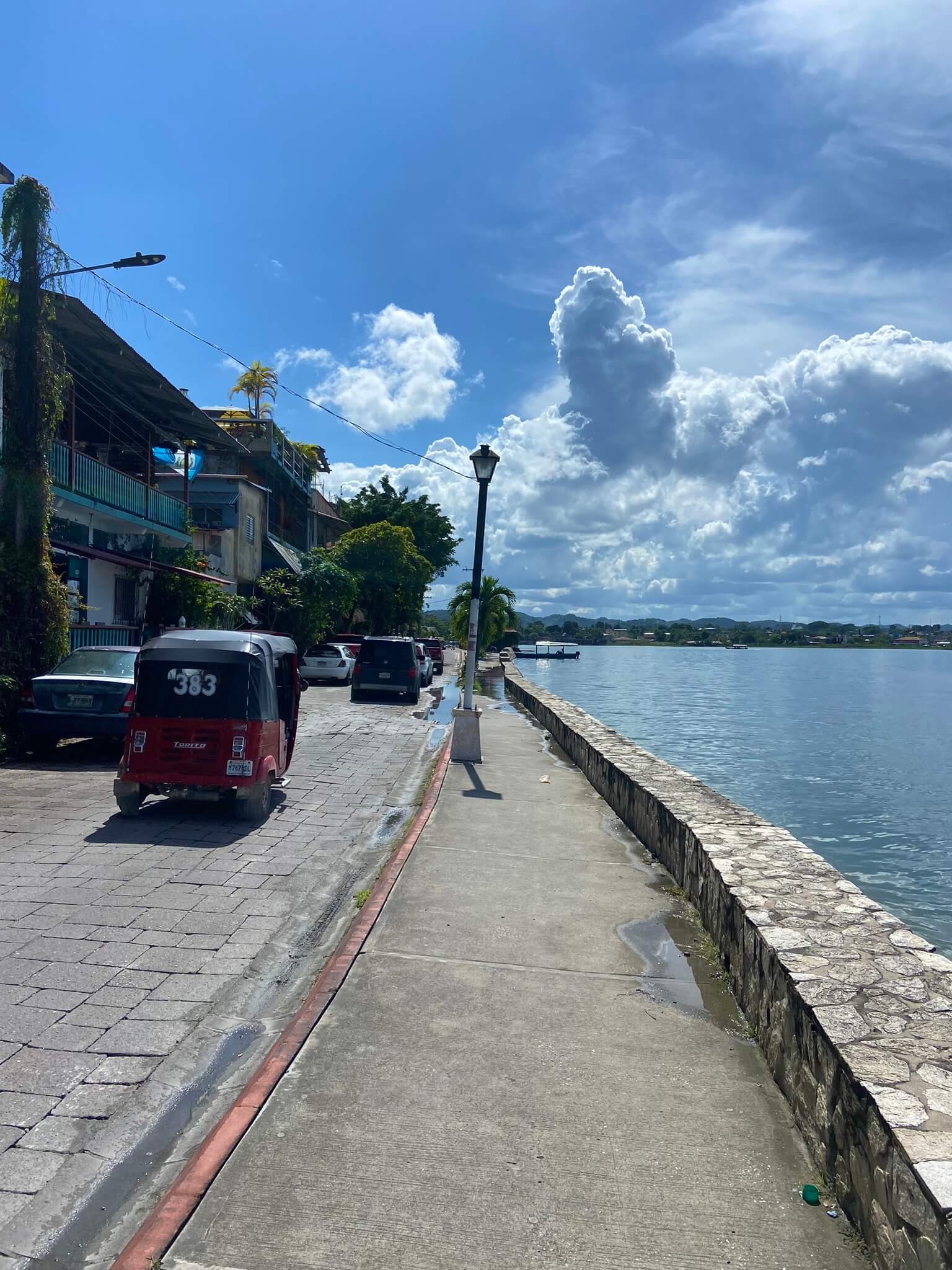 Een tuktuk rijdt langs in Flores in Guatemala