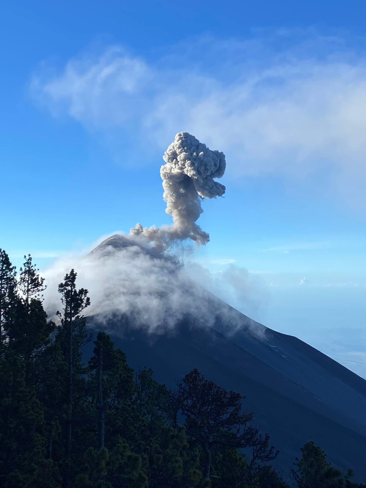 Indrukwekkende vulkaanuitbarsting van Fuego in Antigua